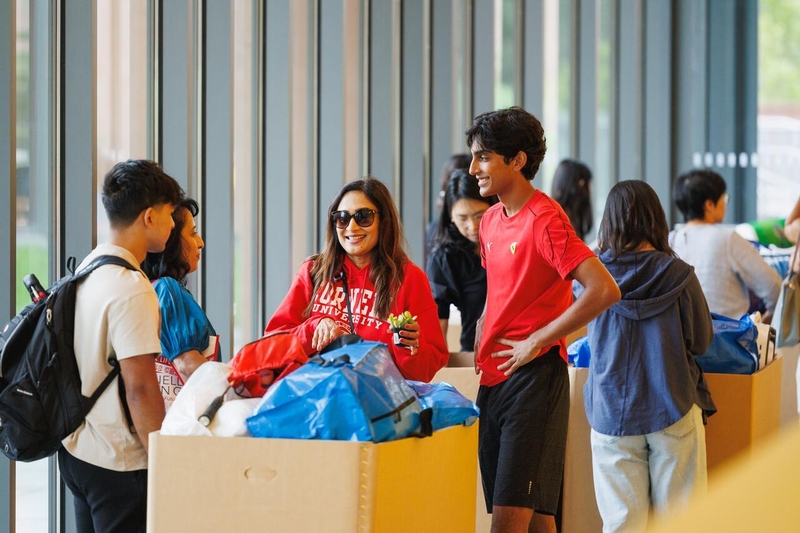 Students and parents helping move in