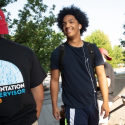 Orientation leader helping student.