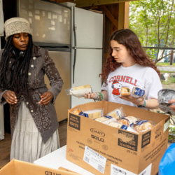 Students volunteering food recovery network 