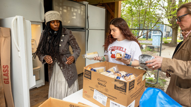 Students help with the Food Recovery Network