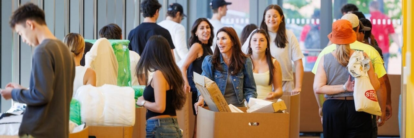 Students moving in with help of their parents
